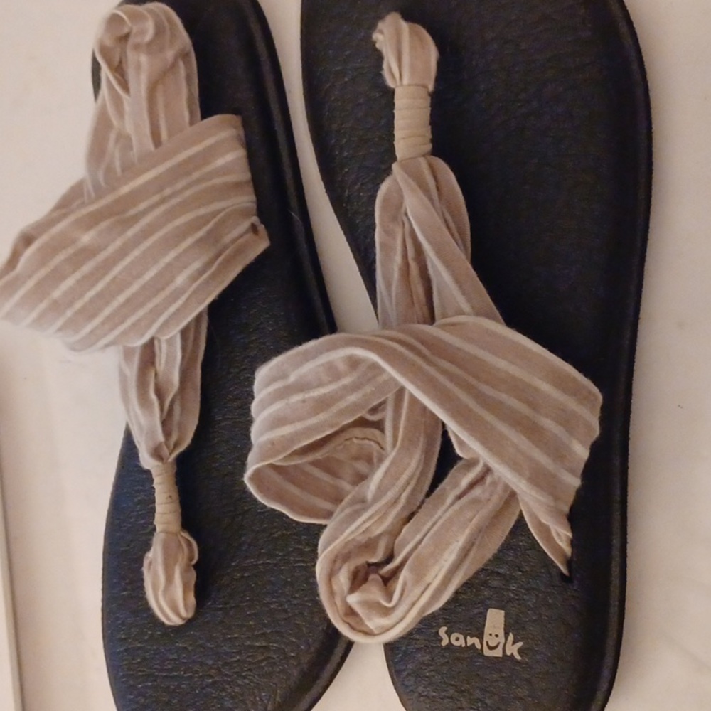 Sanuk yoga sling sandals size 7 straps beige white stripe black soles